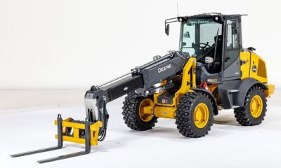 John Deere 326 P-Tier telescopic compact wheel.