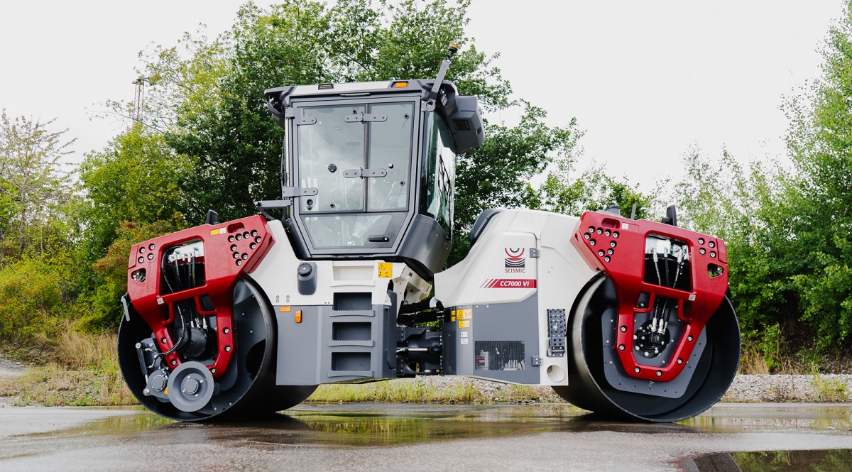 The Dynapac CC7000 VI asphalt roller on a paved roadway.